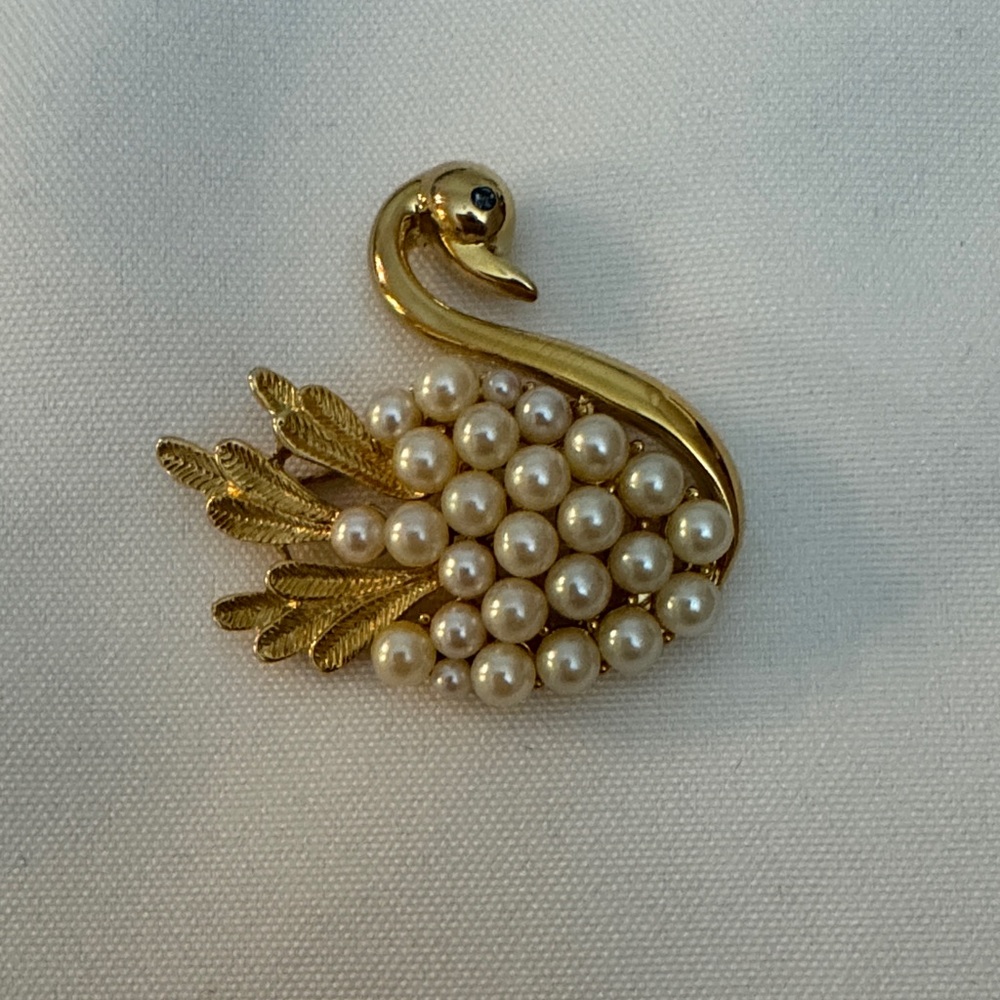 Elegant Gold and Pearl Swan Brooch